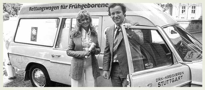 Ute und Siegfried Steiger vor dem ersten Baby-Notarztwagen