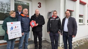 Im Rahmen des Projektes „Herzsicherer Landkreis“ der Björn Steiger Stiftung hat der Landkreis Schwäbisch Hall am Mittwoch, 6. März 2024 seinen 145. Automatisierten Externen Defibrillator (AED) erhalten.