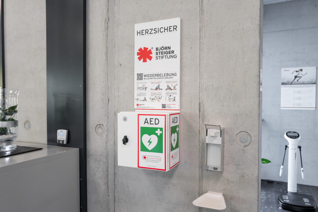 AED-Gerät in einem Fitnessstudio