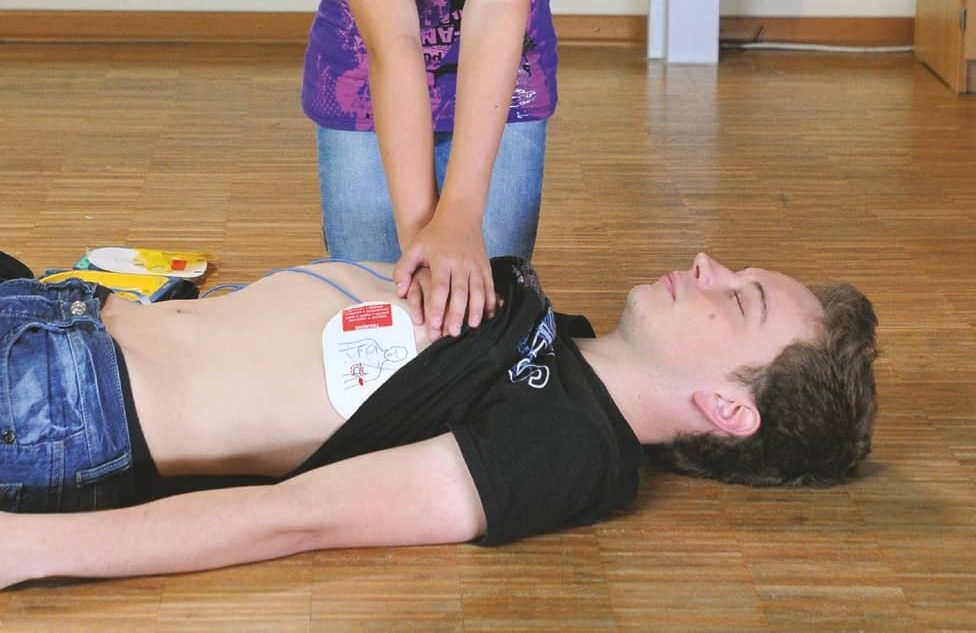 Erste Hilfe: Einsatz eines Defibrillators (AED)