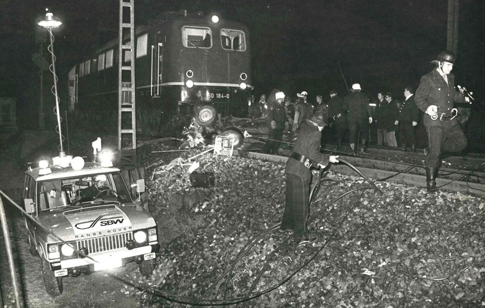 Schnellbergungswagen beim Einsatz nach einem Unfall auf Bahngleisen.