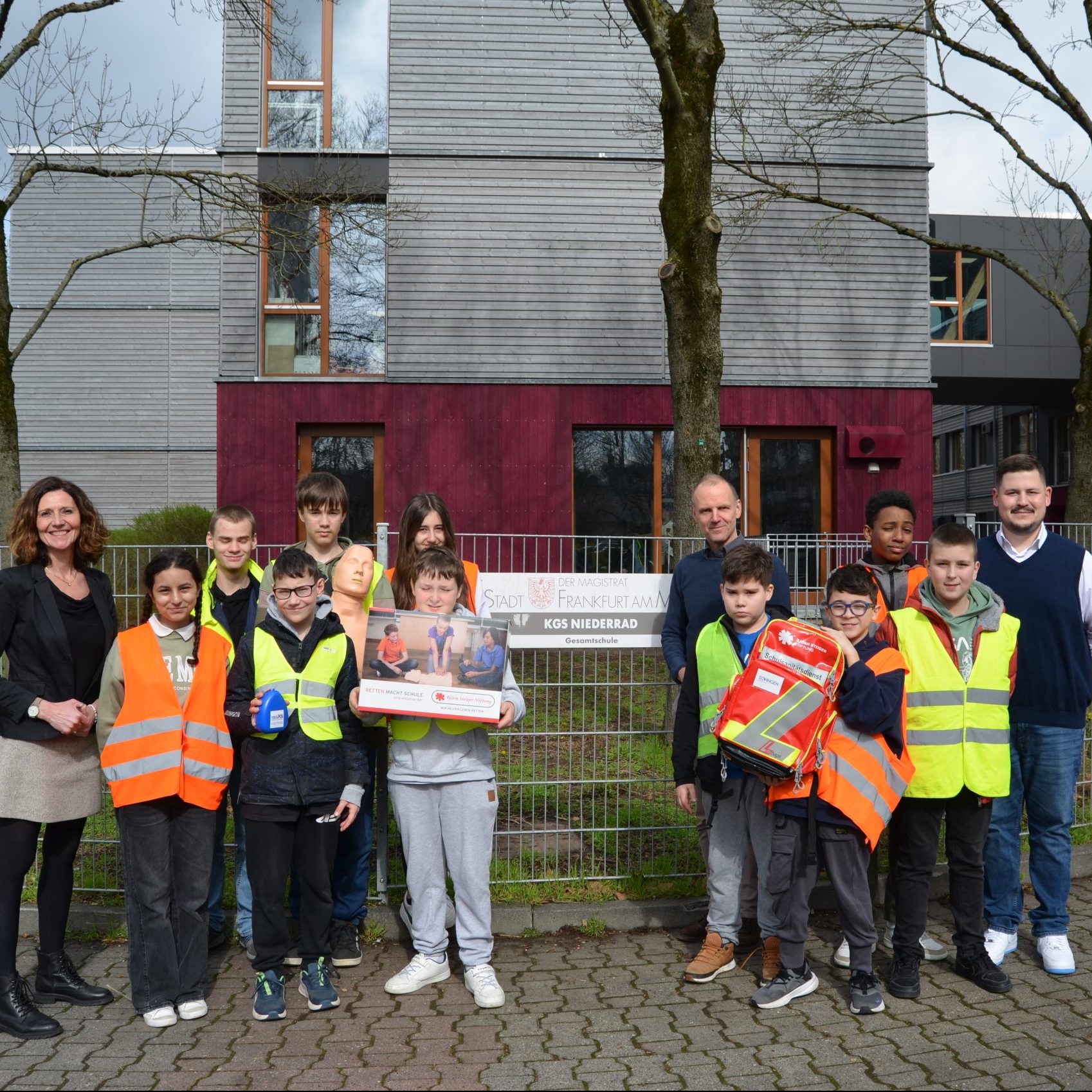 Die kooperative Gesamtschule KGS in Frankfurt-Niederrad hat am Donnerstag, 14. März 2024 einen Schulsanitätsdienst-Rucksack und eine sogenannte Übungspuppe von der Björn Steiger Stiftung erhalten.